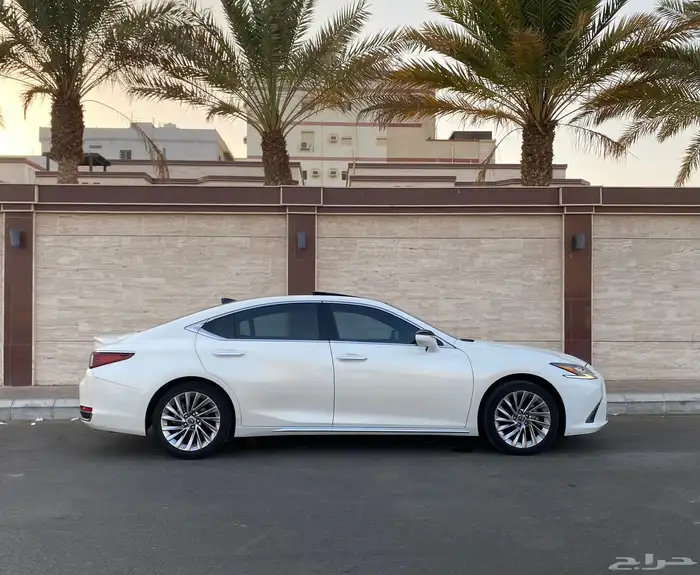 لكزس ES250 صيانات الشركه مالك واحد 3