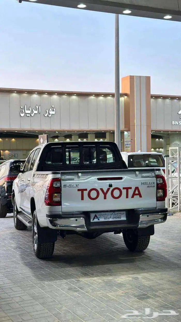 تويوتا هايلكس غمارتين S-GLX 4X4 بنزين جير عادي 2025 5