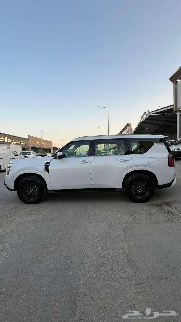 نيسان باترول SE موديل 2025- معرض خلف للسيارات 5