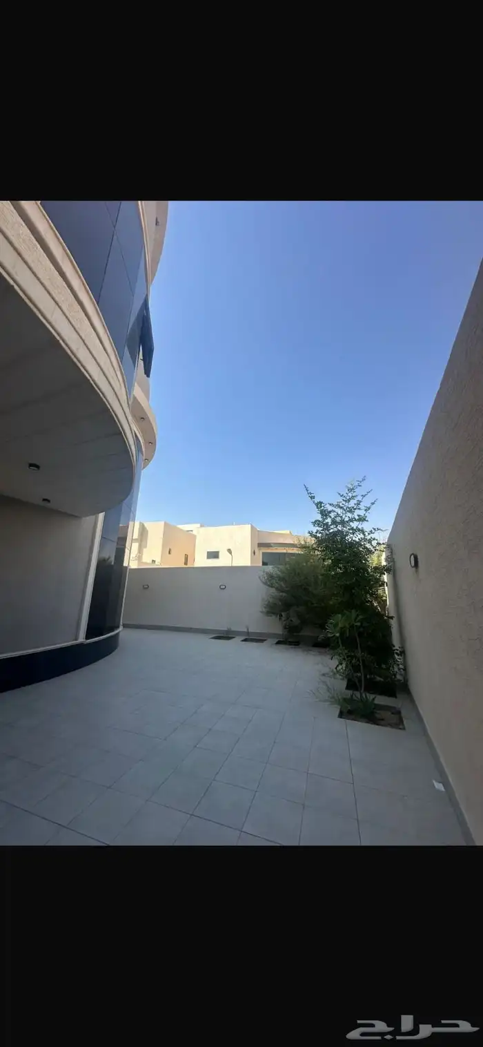 فيلا للبيع على 3 شوارع 2