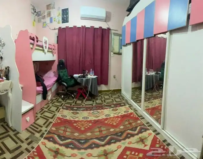 غرفة أطفال و طاولة طعام بالكراسي 0