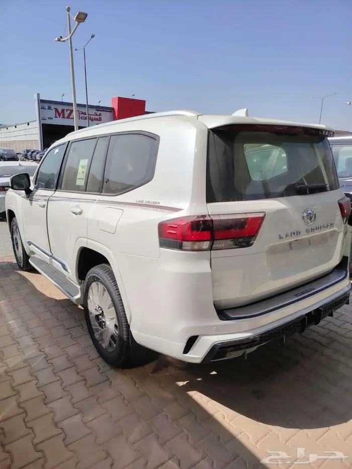 تويوتا لاندكروزر جي اكس ار 2025 ابيض خليجي تنفس طبيعي 3
