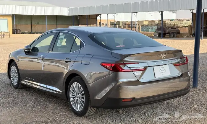 تويوتا كامري 2025 LE سعودي تيتانيوم 17