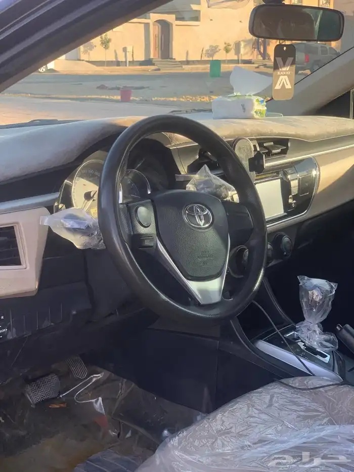 كورولا 2015 لون اسود نظيفه ماشيه 183000 4