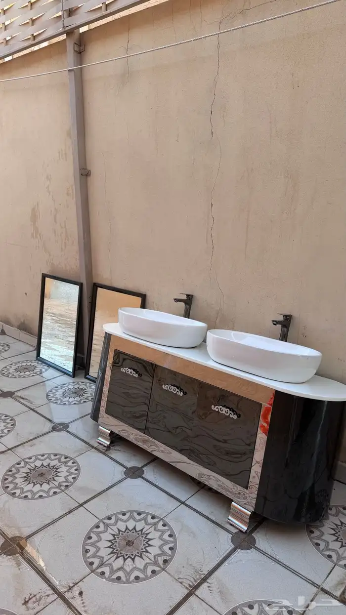 مغاسل تعلق بالجدار مع المرايات2 و الأدراج و صنبور الماء 0