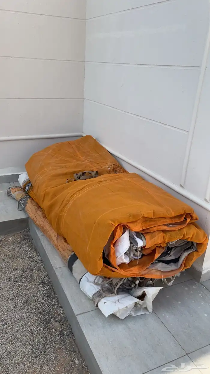 خيمه من برا بيضى ومن داخل صفرا مقاسه 6 في 4 0