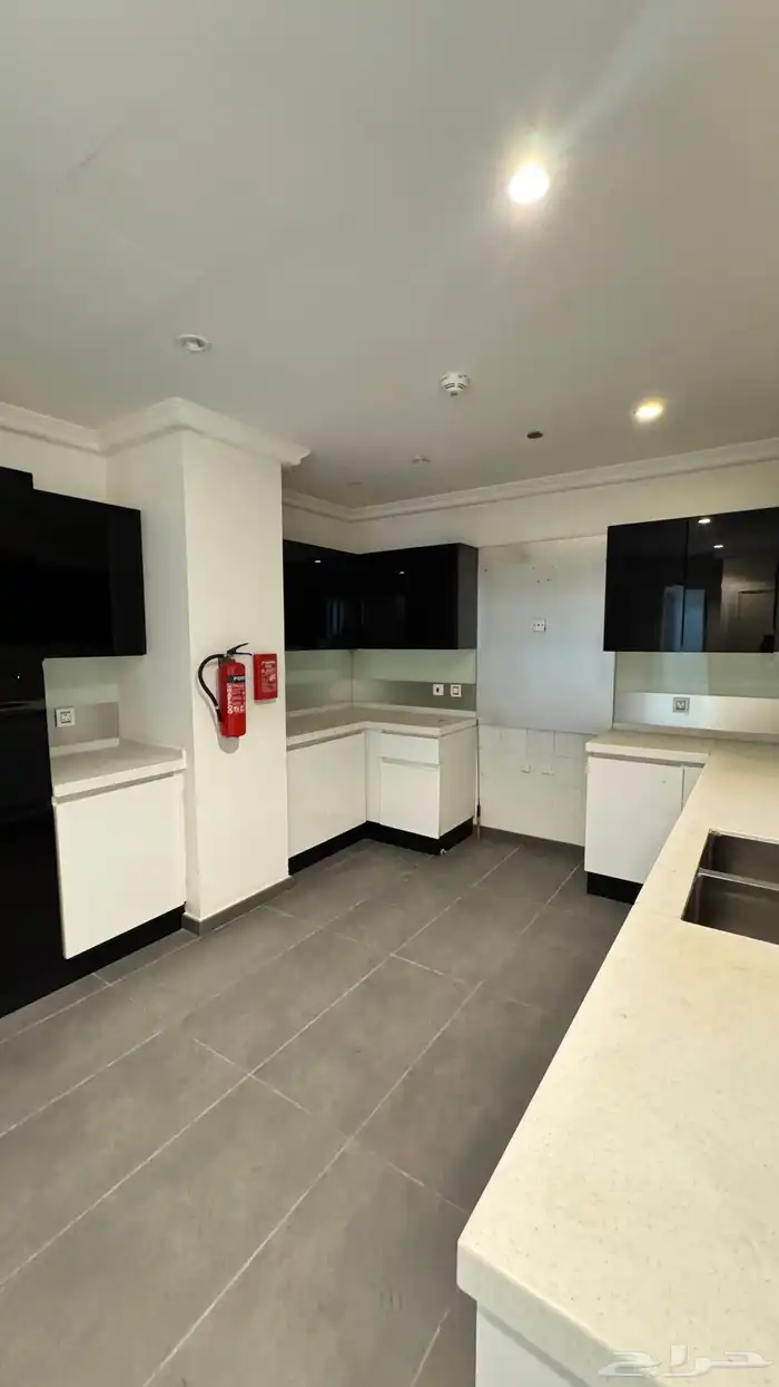 للبيع شقة فيرزاتشي في برج داماك جدة 11