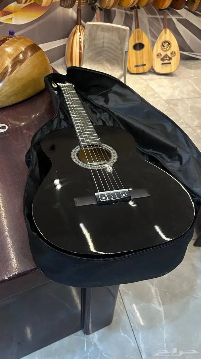 سلام عليكم عندي قيتار أخو الجديد ألون اسود 0