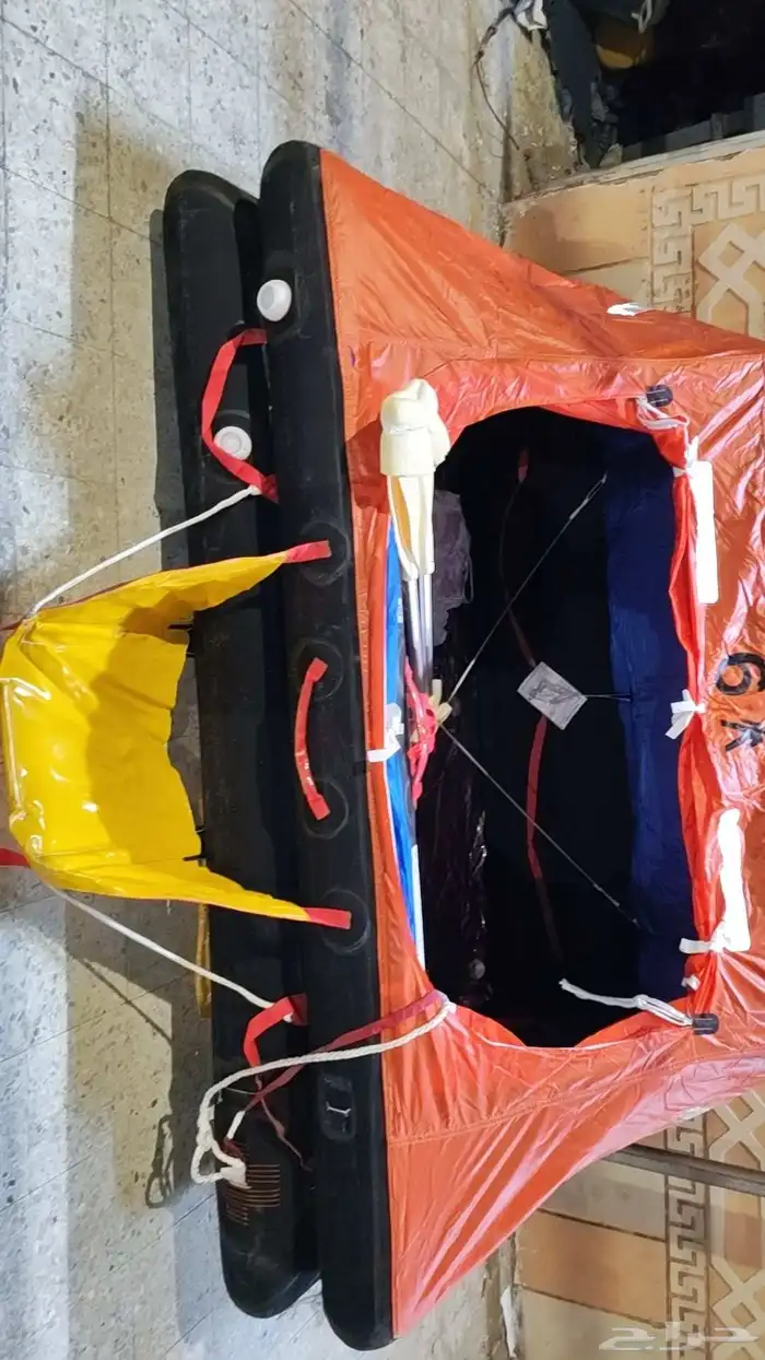 قارب إنقاذ قابل للنفخ على السوم 1