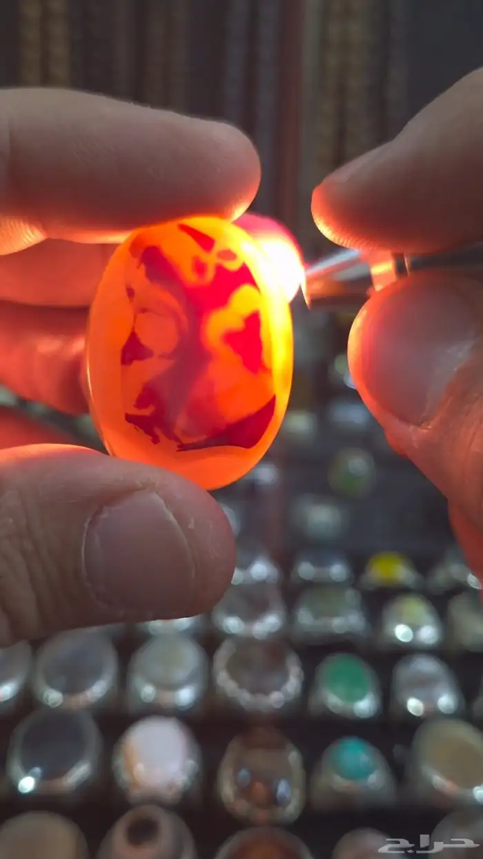 حجر عقيق يماني مصور وجه حرمة ببرقع وطير وثعبان 0