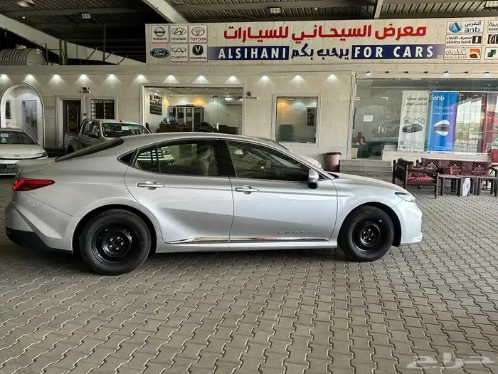 تويوتا كامري E بنزين استاندر طيس اللون فضي موديل 2025 الساير 3