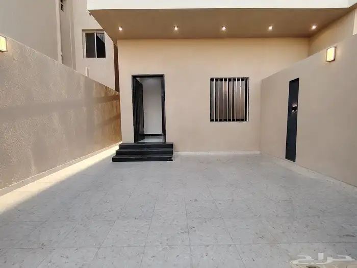 للبيع دور أرضي مع مدخل سياره شرق خميس مشيط حي الطلح 1