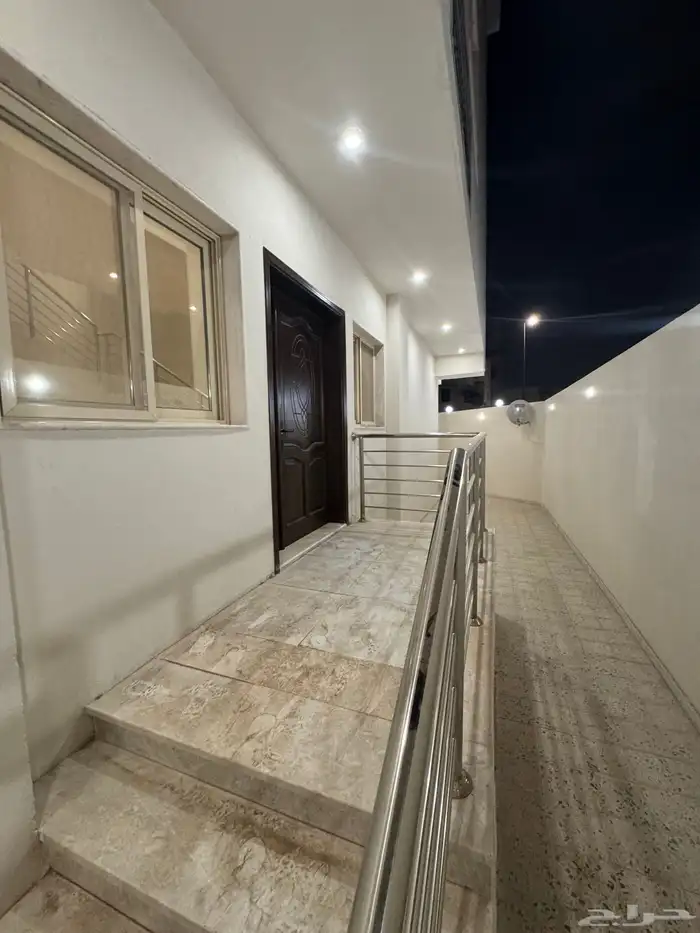 فيلا جديدة فاخرة للإيجار في موقع مميز جدا 25