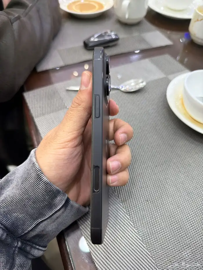 I phone 16pro max 256 gb under warrnty 6 months scratch les 2