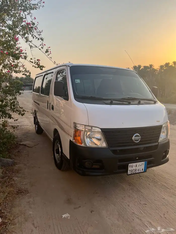 للبيع باص نيسان 2011 ديزل اصل 1
