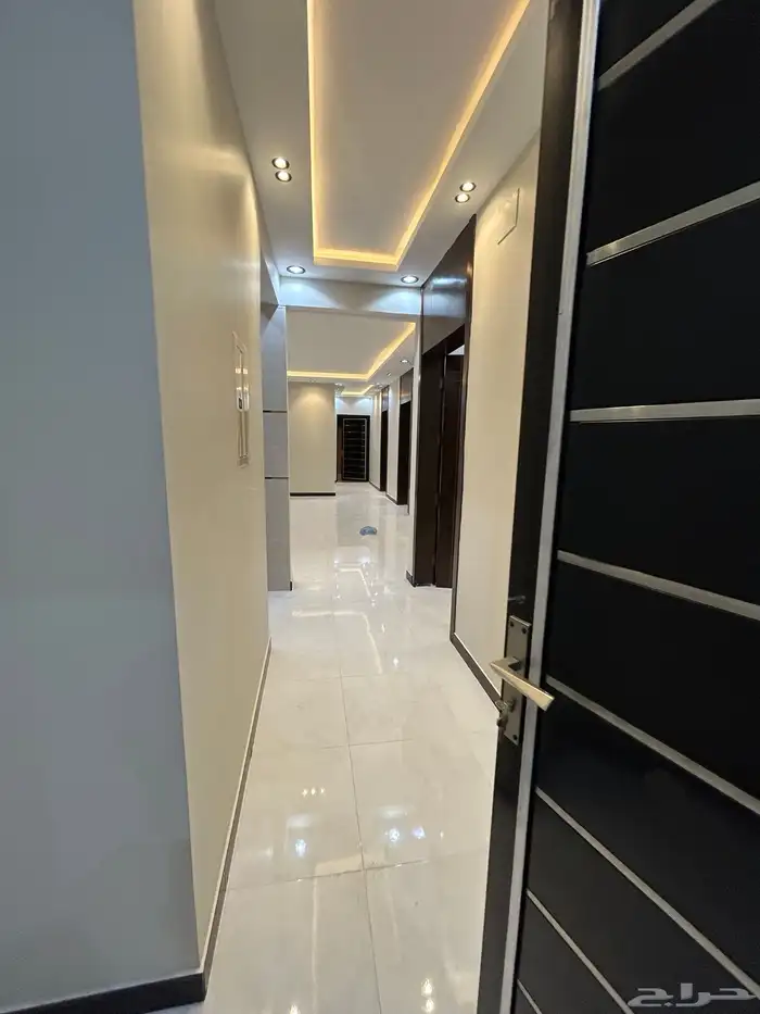 للبيع روف علوي بموقع متميز حي دره الموسى شغل VIP 21