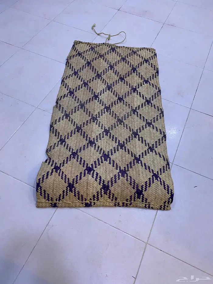 حصير من سعف النخيل وتحفة قديمة 0