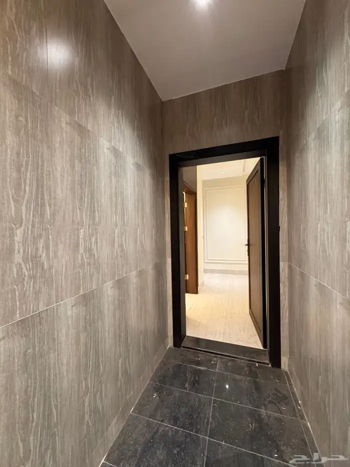 فله روف ارضيه حي مروج الأمير السعر 820 الف 2