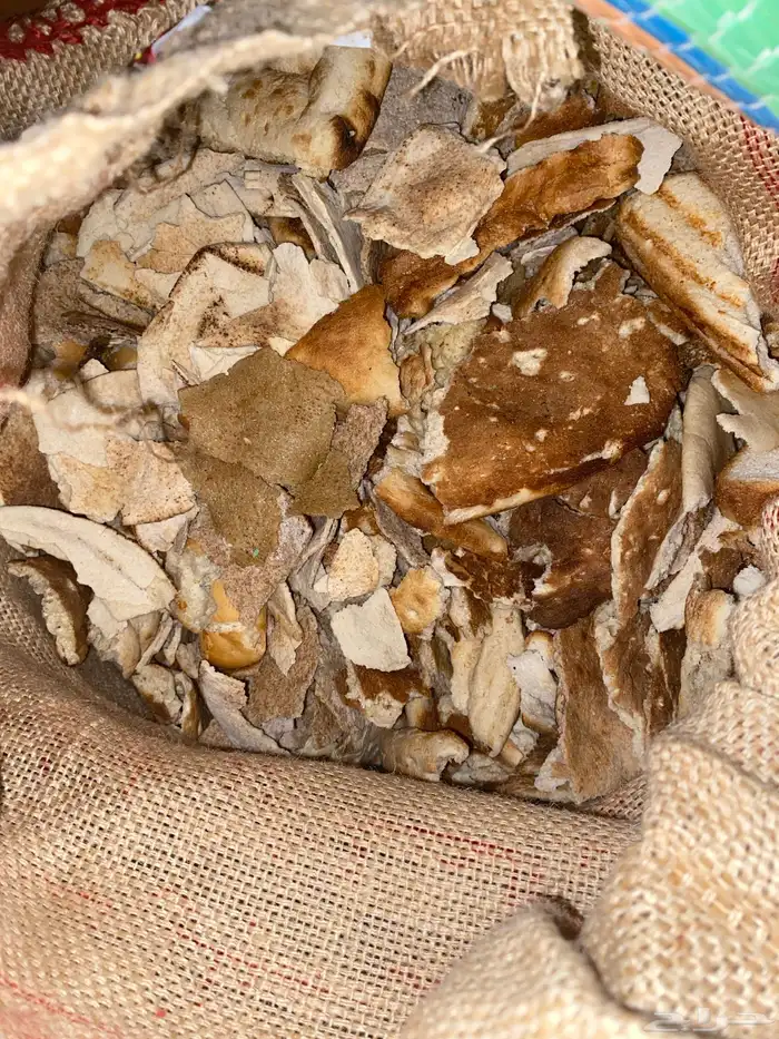 يوجد 2 كيس كبير خبز والخبز مافيه اي عفن كله نظيف 0