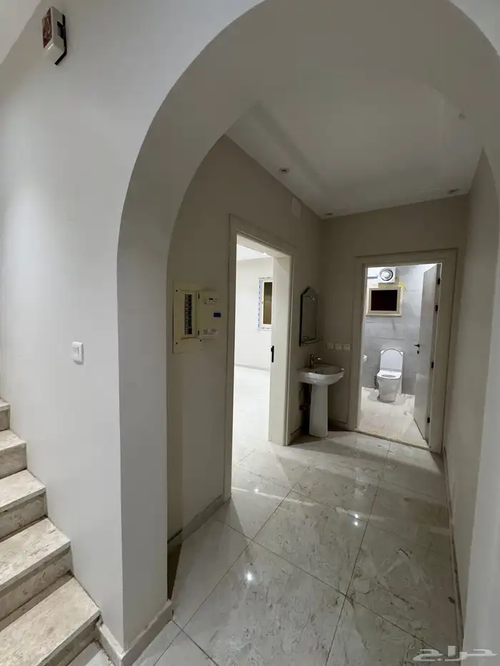 فيلا جديدة فاخرة للإيجار في موقع مميز جدا 9