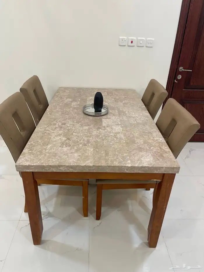 طاولة طعام باربع كراسي نظيفه حجر رخام 1