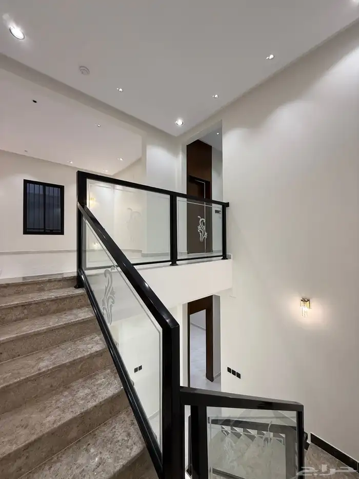 للبيع ارواف علويه و ارضيه ببايكة سيارة ف ابها حي الزهور 43