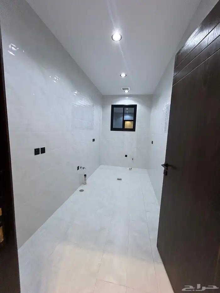 للبيع روف علوي بموقع متميز حي دره الموسى شغل VIP 24