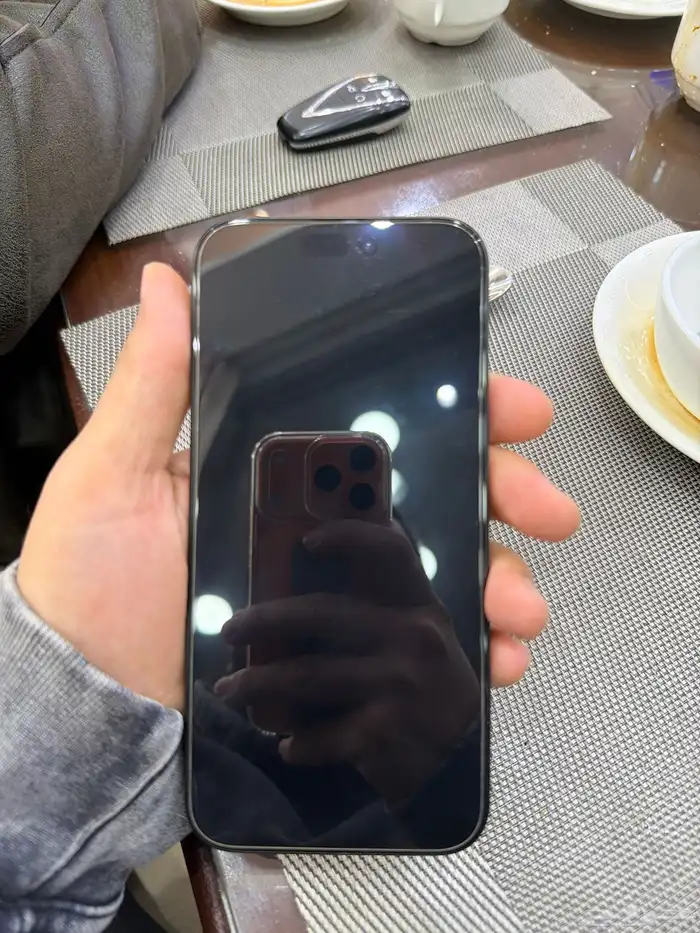 I phone 16pro max 256 gb under warrnty 6 months scratch les 0