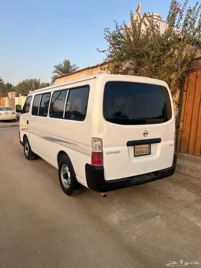 للبيع باص نيسان 2011 ديزل اصل 2