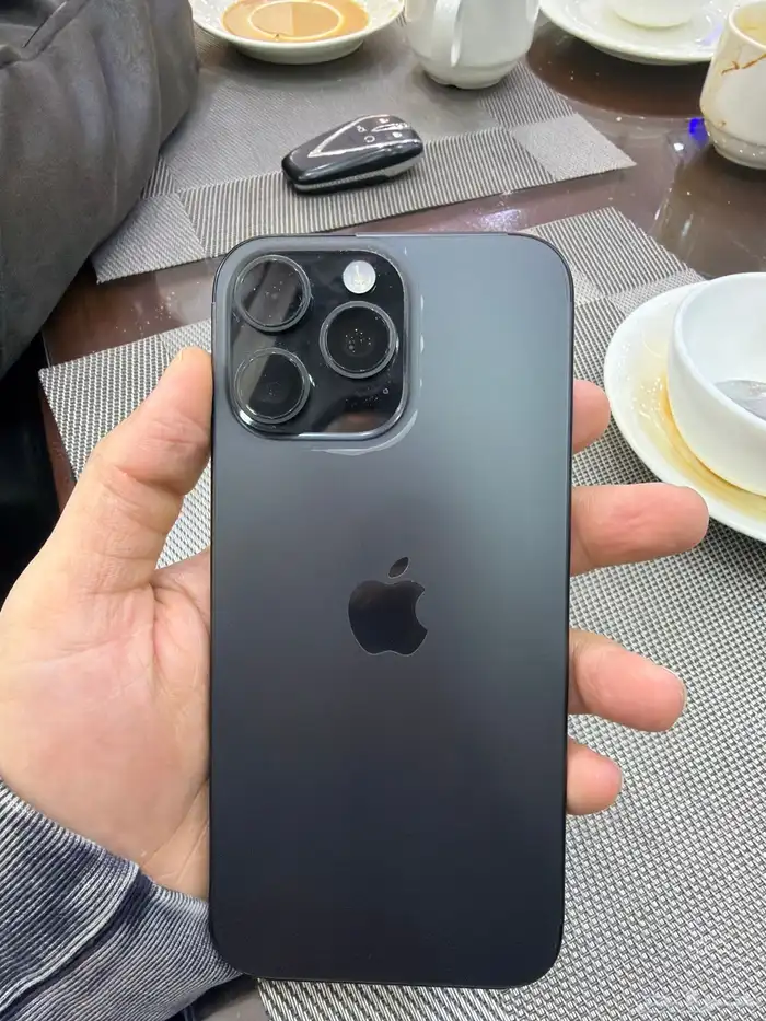 I phone 16pro max 256 gb under warrnty 6 months scratch les 1