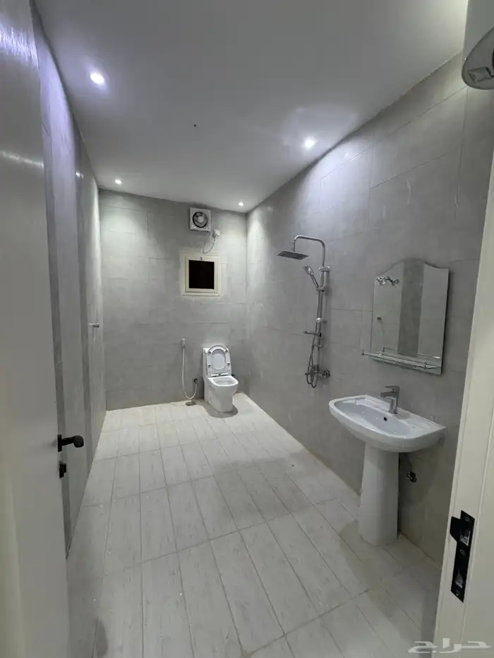 فيلا جديدة فاخرة للإيجار في موقع مميز جدا 20