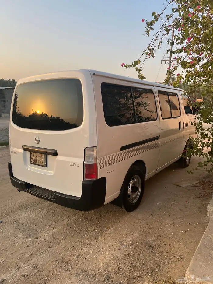 للبيع باص نيسان 2011 ديزل اصل 3