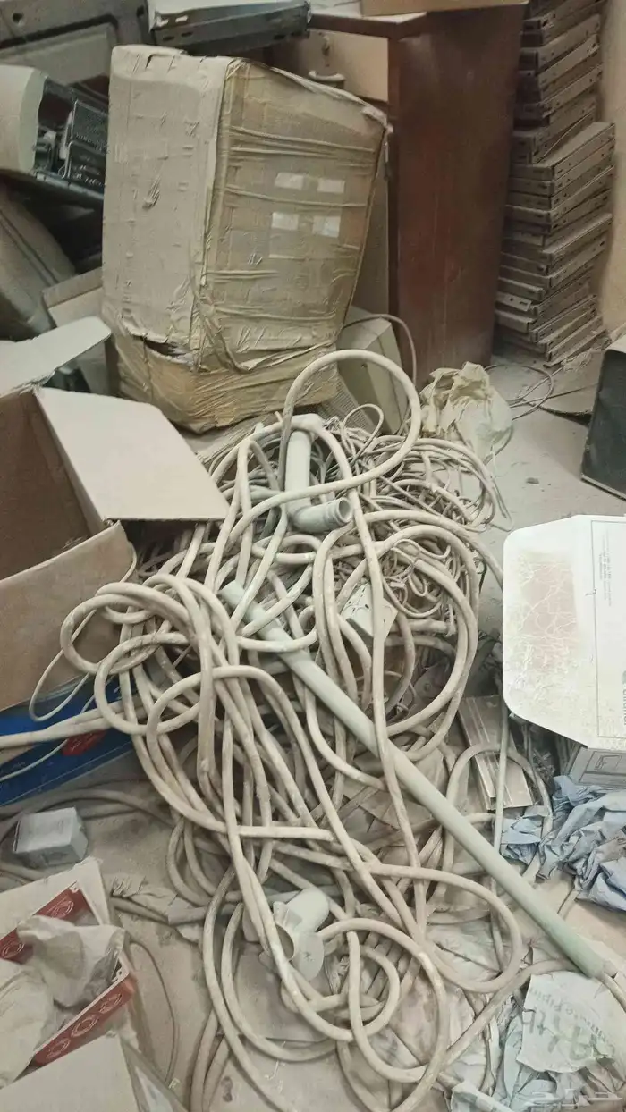 ماكينات ومخرطة وحديد واستاندات مستودع وأسلاك وكراتين وورق 4