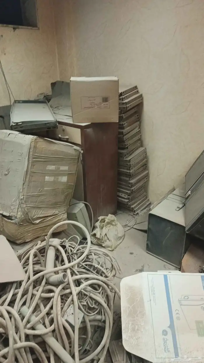 ماكينات ومخرطة وحديد واستاندات مستودع وأسلاك وكراتين وورق 3