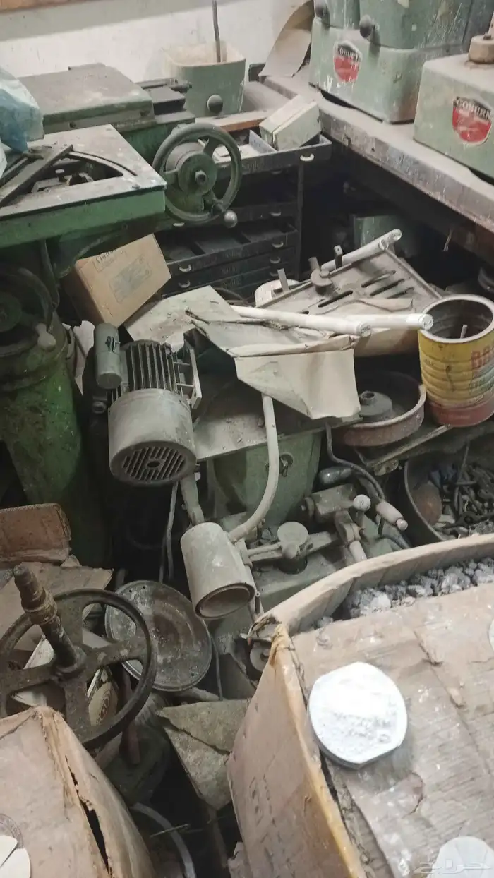 ماكينات ومخرطة وحديد واستاندات مستودع وأسلاك وكراتين وورق 7