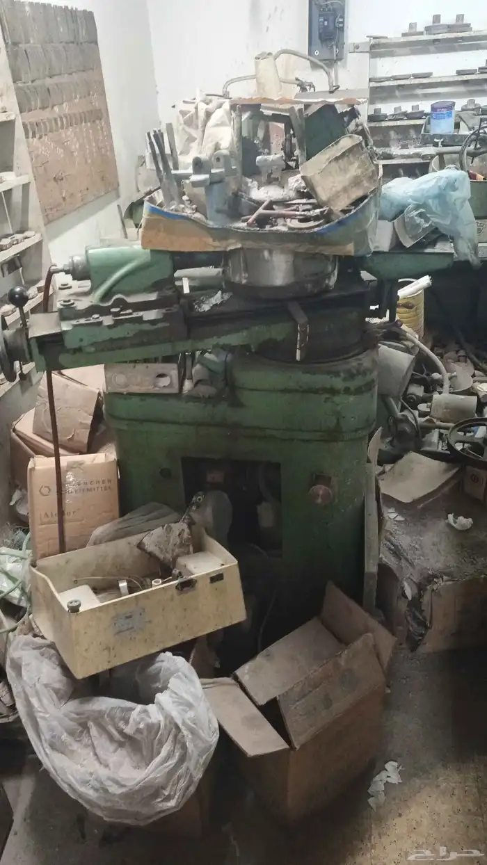 ماكينات ومخرطة وحديد واستاندات مستودع وأسلاك وكراتين وورق 8