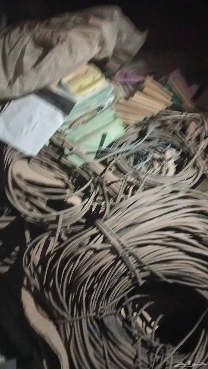 ماكينات ومخرطة وحديد واستاندات مستودع وأسلاك وكراتين وورق 0