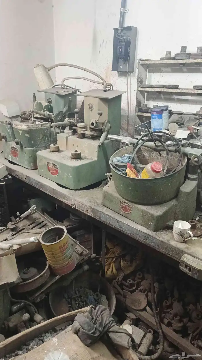 ماكينات ومخرطة وحديد واستاندات مستودع وأسلاك وكراتين وورق 6