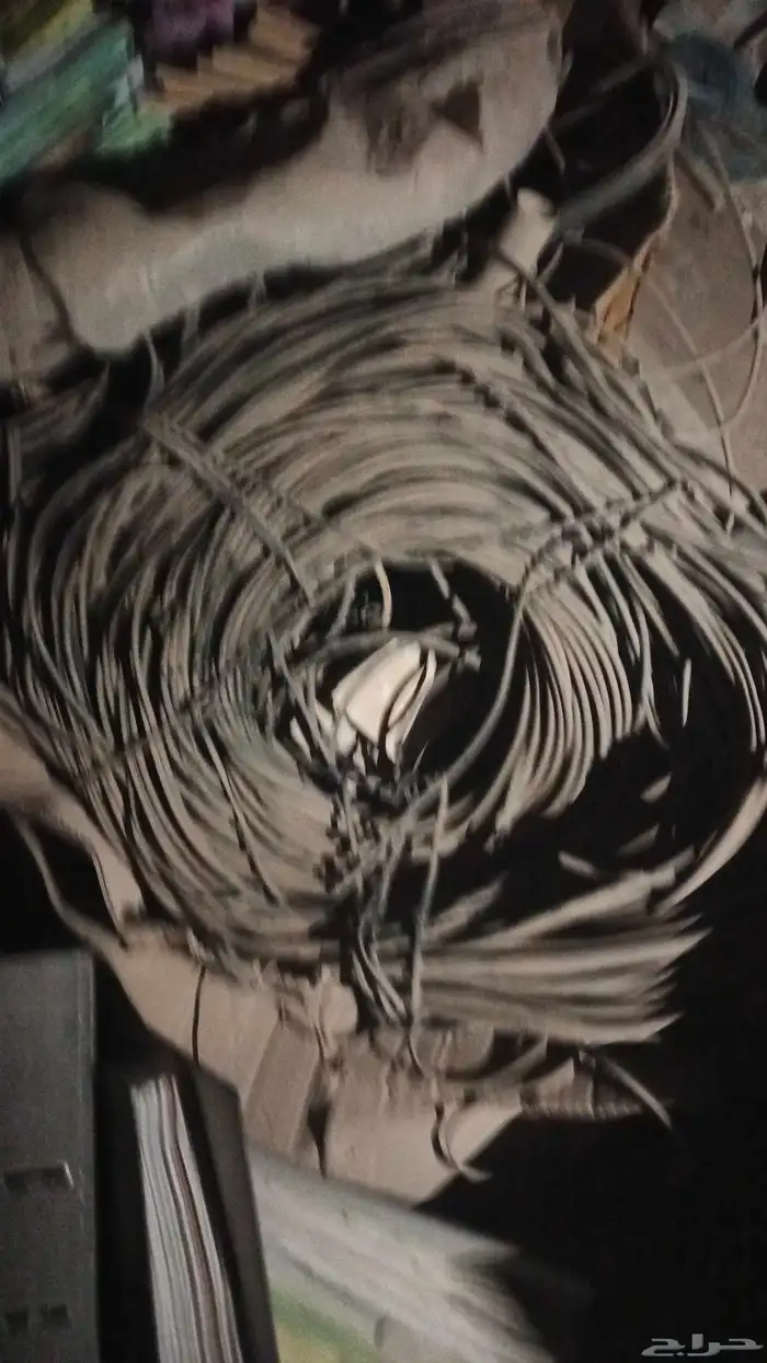 ماكينات ومخرطة وحديد واستاندات مستودع وأسلاك وكراتين وورق 1