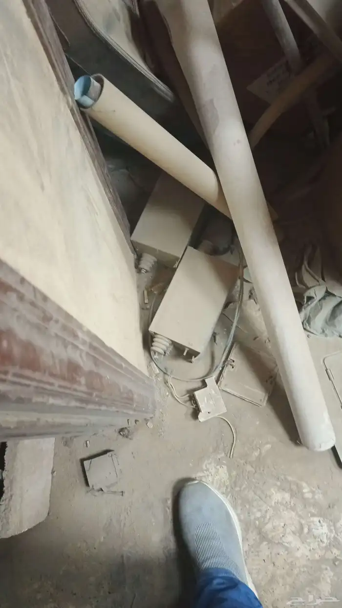 ماكينات ومخرطة وحديد واستاندات مستودع وأسلاك وكراتين وورق 2