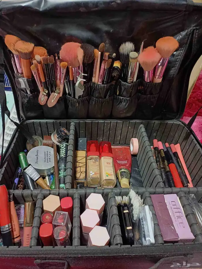 للبيع أغراض ميك اب كاملة 0