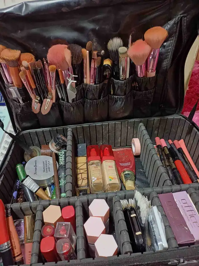 للبيع أغراض ميك اب كاملة 5