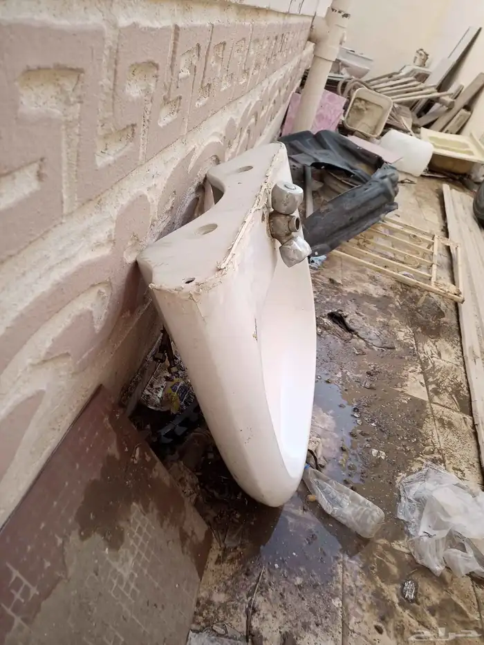 مغسله و كرسيين حمام مستعمله للبيع 1