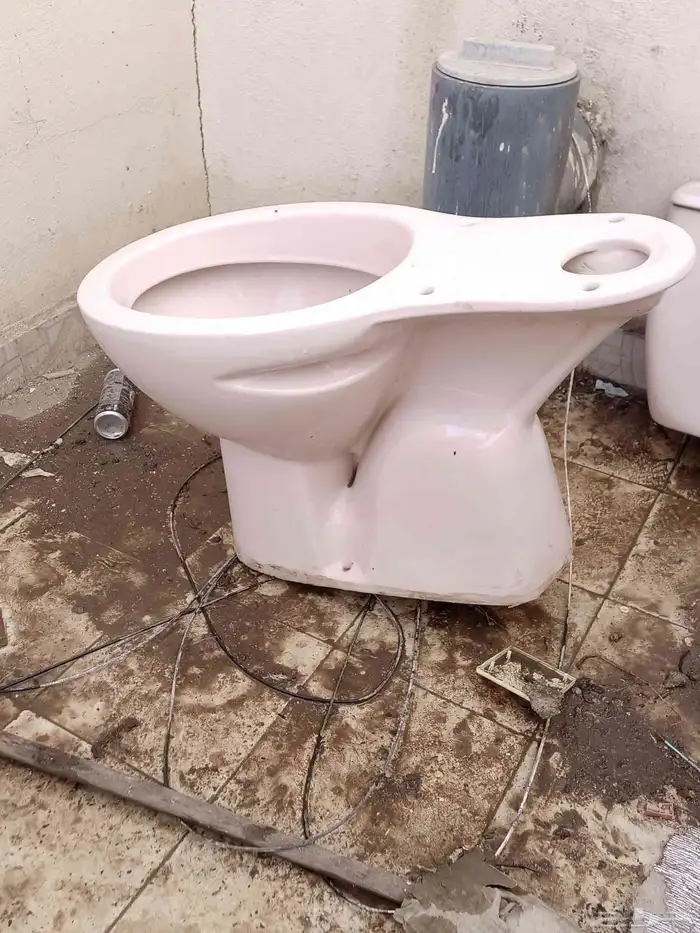 مغسله و كرسيين حمام مستعمله للبيع 3