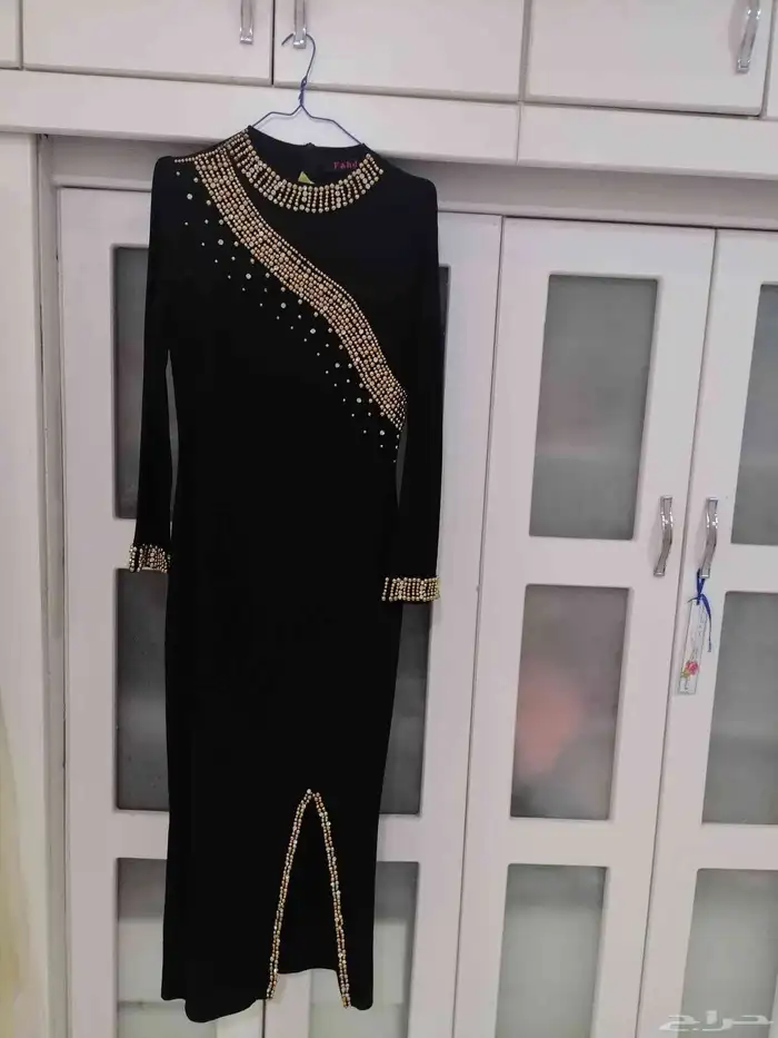 فستان اسود شتوي كم مطرز بذهبي وفيه كسره تحت انيق للبيع 0