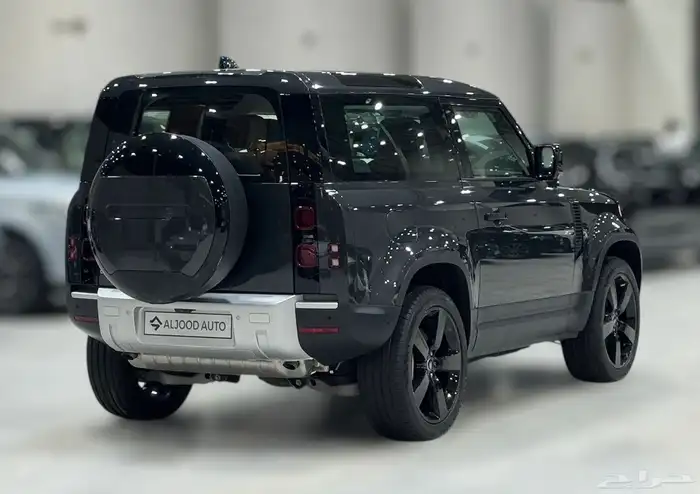 لاندروفر ديفندر 90 - HSE V6 موديل 2024 فل كامل سقف كشف جديد 4