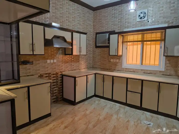 شقة لإيجار أربع غرف مكيفات راكبة في حي الفلاح جدة 3