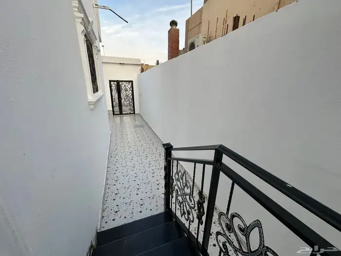 دور ارضي للبيع 6 غرف وصاله بحي البوادي 6