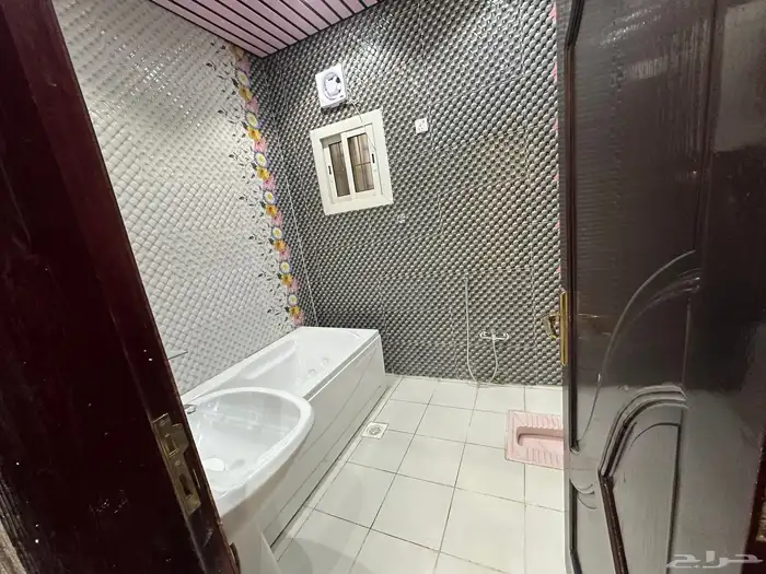 دور ارضي للبيع 6 غرف وصاله بحي البوادي 9