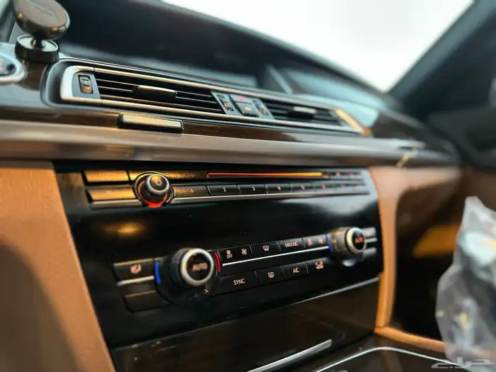 بي ام دبليو 730li نظيف جدآ 2015ممشى قليل 31